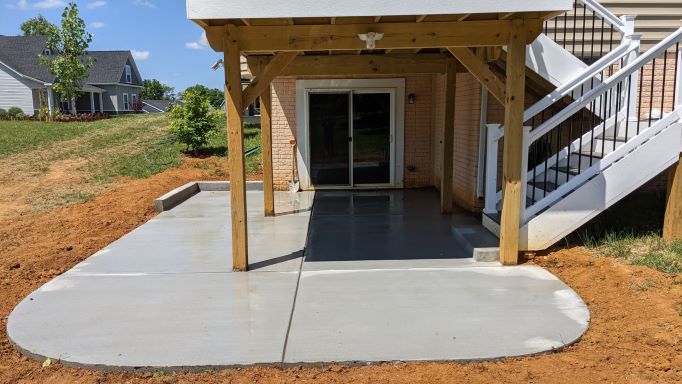 Patio with concrete step for hot tub with curb